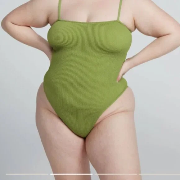 Youswim One Piece Pose - Picture 5 of 9